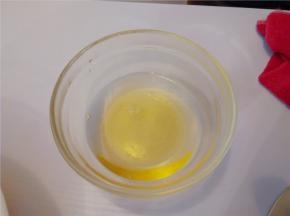 吉利丁剪成小片，浸泡在冷开水或冰水里（放冰箱冷冻）