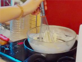 再隔热水继续搅拌，至顺滑状（注，盆子边缘上的芝士也要拌匀），等降温（搅拌加速降温）。