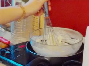 再隔热水继续搅拌，至顺滑状（注，盆子边缘上的芝士也要拌匀），等降温（搅拌加速降温）。