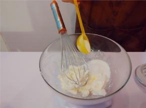 奶油奶酪（芝士）切块解冻，放锅中隔温水搅拌至软化，拿出加糖