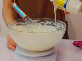 分2次加入酸奶，拌匀（可加柠檬汁，更酸）