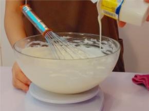 分2次加入酸奶，拌匀（可加柠檬汁，更酸）