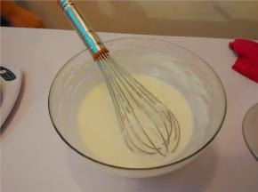 吉利丁倒去水，放微波炉解冻1分钟多，直到吉利丁片融化，成为吉利丁液。把吉利丁液放凉搅搅，倒入打好的奶酪糊里，搅拌均匀。