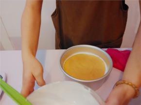 再铺一层蛋糕片，用手稍按压。