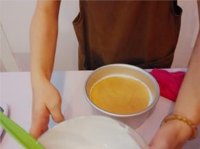 再铺一层蛋糕片，用手稍按压。