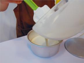 在6寸活底蛋糕模铺一片戚风蛋糕片，倒入芝士慕斯馅