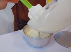 在6寸活底蛋糕模铺一片戚风蛋糕片，倒入芝士慕斯馅