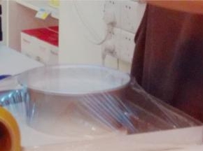 蛋糕表面可点缀几朵樱花。将模具放烤盘，盖一层保鲜膜，放入冰箱的冷藏4个小时以上即可。