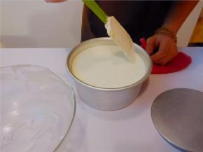 表面有泡，用刮刀搅搅。轻轻震几下。