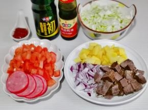 准备食材，红肠切片，其它食材洗净切丁。