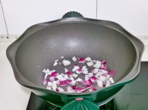 起油锅加洋葱煸炒。