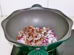 再加入牛肉粒炒两分钟。