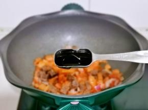 加入蚝油，小火翻炒出汤汁。