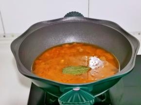 加入适量开水，1片香叶大火烧开煮煮15分钟。