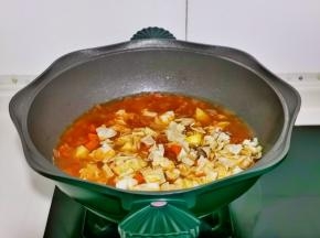 再加入胡萝卜丁，土豆丁，卷心菜，炖15分钟运走。