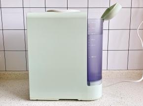 把破壁豆浆机的水箱，加入纯净水约800ml。