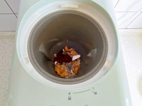 腰果，咖啡粉放入破壁机杯体中。