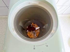 腰果，咖啡粉放入破壁机杯体中。