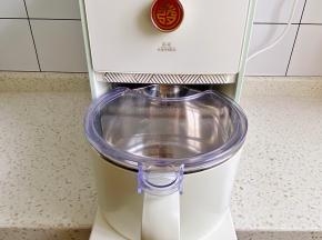 把余水盒放好，接浆杯盖好杯盖，放在盖板上。