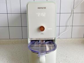 破壁豆浆机接通电源，控制面板设置燕麦拿铁，倒计时开始，制作时间22分钟。