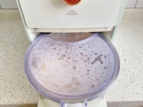 燕麦拿铁制作好以后，直接出浆。
