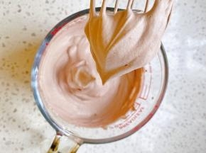 淡奶油、可可粉、糖放入杯中，低速打发至出现明显纹理，装入裱花袋备用。