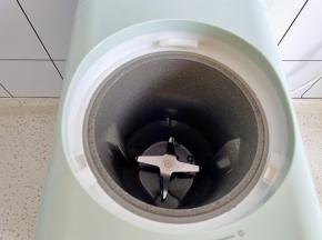 打开杯盖，杯子清洗的很干净呀，一键解放双手，再也不用手动清洗了。还可以热烘除菌，除菌率高达99.99%，使用卫生又安心。