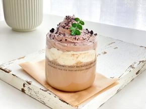 取一个玻璃杯，倒入大半杯燕麦拿铁，把可可奶油旋转挤入表面，撒上少许巧克力屑装饰一下，就可以了。