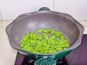 水烧开加盐，倒入荷兰豆煮40秒捞出过冷水。