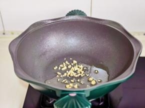 起油锅倒入蒜末炒香。