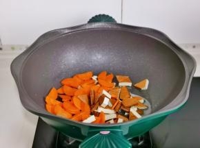 倒入香干和胡萝卜翻炒。