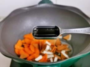 加入生抽，半小碗清水烧开煮1分钟。