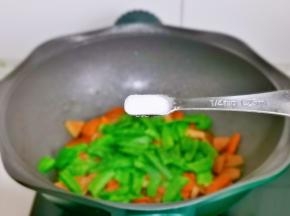 按个人口味加盐调味。