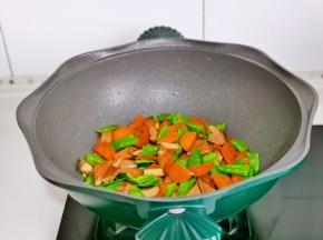 快去翻炒均匀出锅。