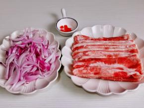 准备食材，洋葱切丝。