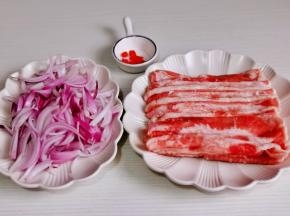 准备食材，洋葱切丝。