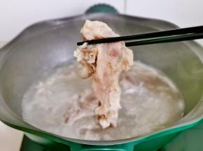 煮至变色捞出备用。