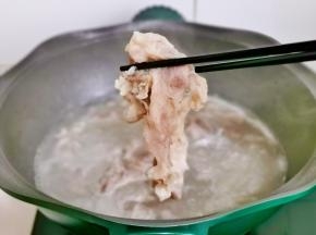 煮至变色捞出备用。