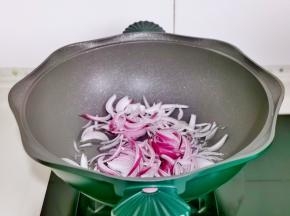 起油锅加入洋葱丝。