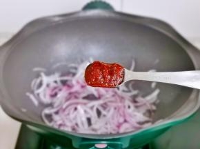 加入辣椒酱翻炒。