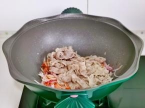 加入焯水的肥牛。