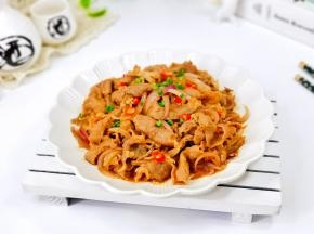 盛出装盘撒葱花，辣椒段。