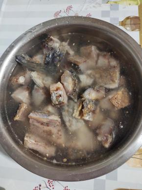 干腊鱼剁成小块，提前用温水浸泡一晚上，中途多换几次水，这样腊鱼就不会太咸了！