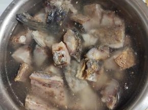 干腊鱼剁成小块，提前用温水浸泡一晚上，中途多换几次水，这样腊鱼就不会太咸了！