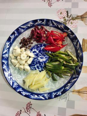 蒜瓣切成小块，生姜切成丝。干辣椒切成段，青红尖椒切成小块，适量花椒备用！