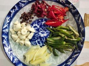 蒜瓣切成小块，生姜切成丝。干辣椒切成段，青红尖椒切成小块，适量花椒备用！