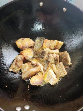 锅烧热放入适量的菜籽油，放入腊鱼煎至两面焦黄！