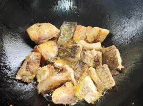 锅烧热放入适量的菜籽油，放入腊鱼煎至两面焦黄！