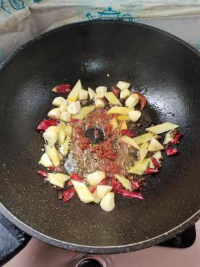 另起锅烧油，放入生姜，蒜瓣，花椒，干辣椒爆香，再放入适量的郫县豆瓣酱炒出红油！