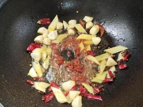 另起锅烧油，放入生姜，蒜瓣，花椒，干辣椒爆香，再放入适量的郫县豆瓣酱炒出红油！